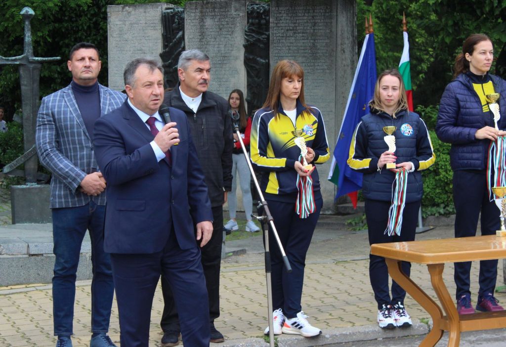 Учениците от VI ОУ ""Еньо Марковски" четвърти в  лекоатлетическата щафета „Европа“ - възрастова група V-VII клас - голяма снимка